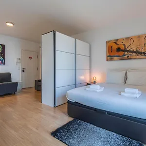 Bright & Comfy Flat In By Lovelystay Lisboa